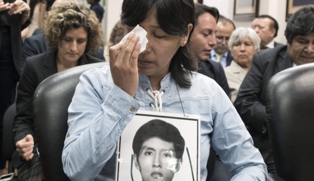 Carmen Cóndor, hermana de Amaro Cóndor, víctima de la represión durante el régimen del expresidente peruano Alberto Fujimori (1990-2000), durante una audiencia convocada por la Corte Interamericana de Derechos Humanos. AFP