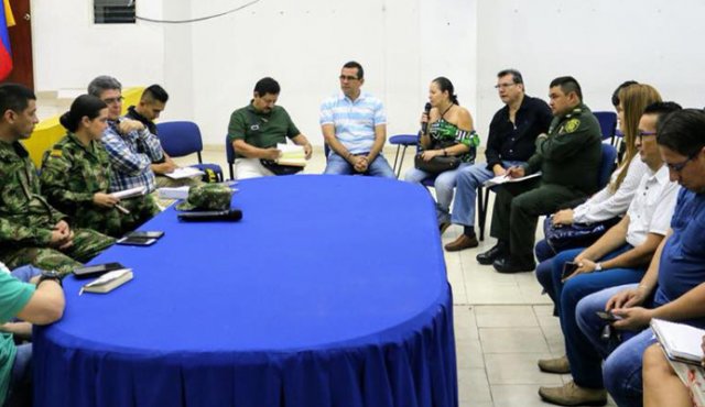 Aspecto de la reunión en la que se evaluó la situación expuesta por los profesores y la comunidad educativa de varias escuelas y colegios de la zona rural, sobre la aparición de panfletos amenazantes. Cortesía