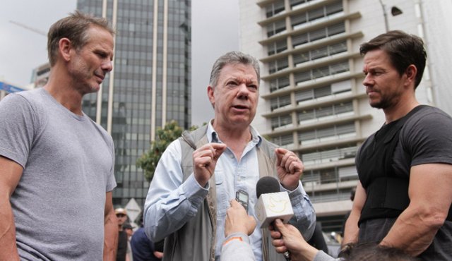El director de cine Peter Berg y el famoso actor Mark Wahlberg, dialogaron con el presidente Juan Manuel Santos, en Bogotá. Colprensa