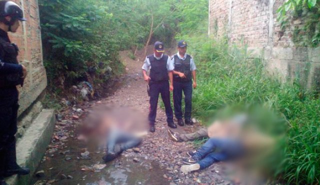 Los cadáveres de estos tres hombres fueron hallados en la trocha La Mona, que conduce hacia territorio colombiano. Cortesía