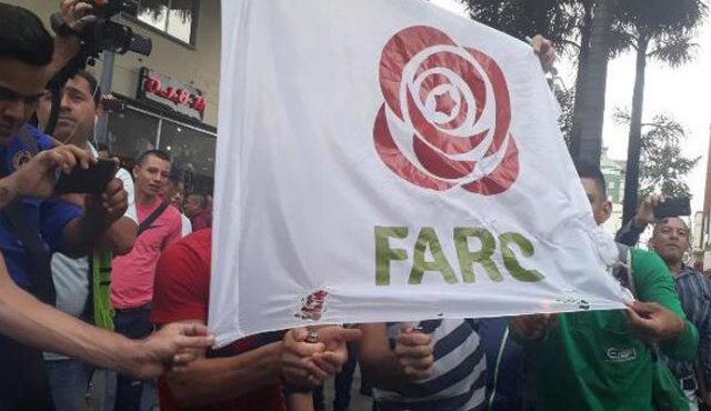 Durante estos eventos, también quemaron varias banderas del partido político Farc. Colprensa