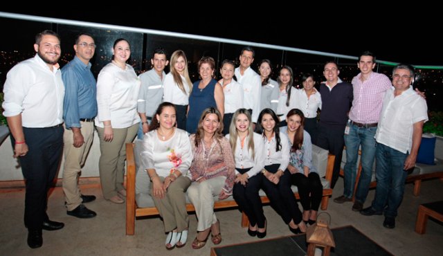 Gustavo Maldonado, Norman Gómez, Mónica García, Ronald Aguilar, Karla Fernández, Marleny de Ararat, Zulma Amaris, José L. Tarazona, Sandra Alarcón, Dayana Bolaños, Mónica Quintero, Eduardo Torrado, Raúl Andrés Colmenares Rey y Raúl Colmenares Ossa. Sentadas: Edilma Ussa, Keetthy La Roche, Karen Carrillo, Dayana Montañez y Grace Leyva. Mario Caicedo