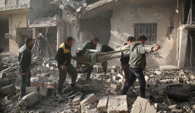 Los bombardeos que comenzaron el lunes han dejado 229 civiles muertos, entre ellos 58 niños. AFP