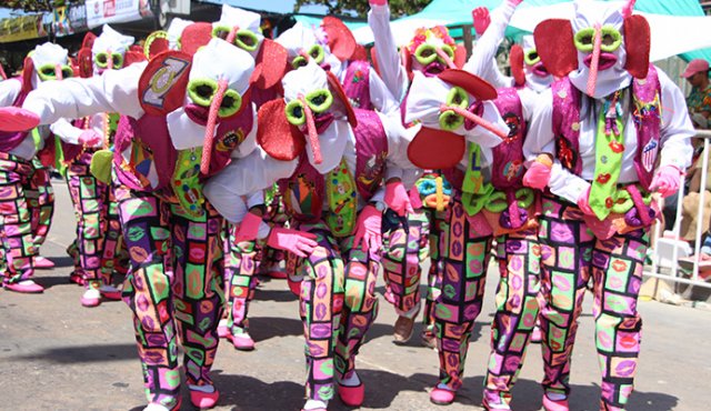 Con la tradicional Batalla de Flores se dio apertura ayer al Carnaval de Barranquilla, que se prolongará hasta el próximo martes 13 con el entierro de Joselito. Este año se le rindió homenaje a Las Marimondas del Barrio Abajo, la comparsa de tradición popular más grande de las fiestas barranquilleras. Fueron 900 marimondas alegres y gozonas las que encabezaron el desfile de apertura de la fiesta del carnaval a lo largo de la vía 40.
Colprensa