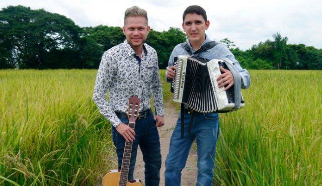 Oscar Guerrero cantante y compositor, integró la agrupación con Osnaider Quintero, en el acordeón. Especial