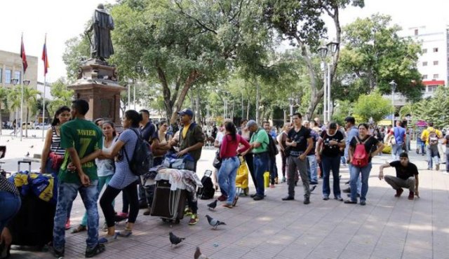 Estas son las filas de venezolanos en el parque Santander esperando su turno. @EfectoCocuyo
