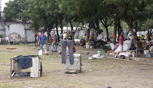 Las autoridades de salud alertaron sobre la necesidades censar a la población que deambula por la ciudad en parques y calles, debido a que no se conoce quiénes son ni qué enfermedades padecen. Alfredo Estévez