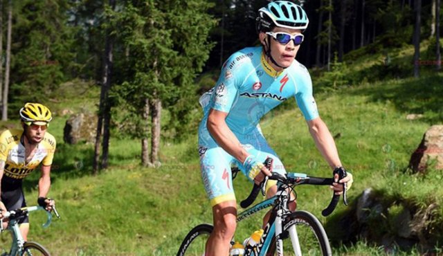 El ciclista boyacense, de 24 años, alcanzó el quinto puesto de la clasificación general en el Tour de Omán. El colombiano podría llegar hoy al liderato al disputar la etapa reina, con 152 kilómetros que terminan con una escalada. AFP
