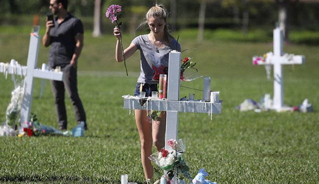 Varios de los jóvenes caídos en el tiroteo de la secundaria Marjory Stoneman Douglas de Parkland fjueron enterrados ayer. AFP