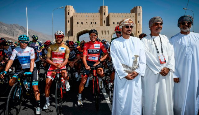 El ciclista colombiano Miguel Ángel López del Astana Pro Team, (izquierda) minutos antes de comenzar la quinta etapa del Tour de Omán, entre Sama'il y Jabal Al Akhdhar, la ‘Montaña Verde’. AFP