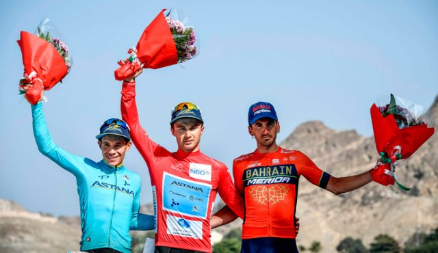 Miguel Ángel López (izquierda, Astana) finalizó segundo en la clasificación general del Tour de Omán. AFP