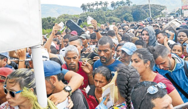 Diariamente entran miles de venezolanos por los puentes fronterizos, donde deben presentar los documentos a las autoridades migratorias colombianas. La Opinión