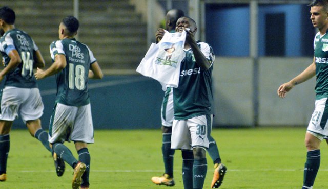 EL joven canterano del Deportivo Cali, Déiber Caicedo, celebró su primer gol en el fútbol profesional por lo alto. Luego de un tiro libre magistral que terminó en el fondo de la red, el jugador estalló en llanto al recordar que la violencia le arrebató a su pequeña hermana. Colprensa