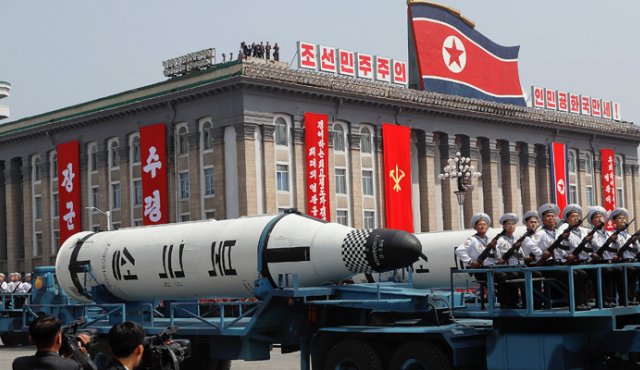 Las medidas de Estados Unidos apuntan a más de 50 compañías navieras y buques que, según el ejecutivo estadounidense, ayudan a Pyongyang a eludir las sanciones ya impuestas. AFP