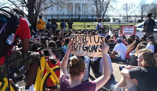 En Estados Unidos se está haciendo presión para reformar la compra y uso de armas. AFP