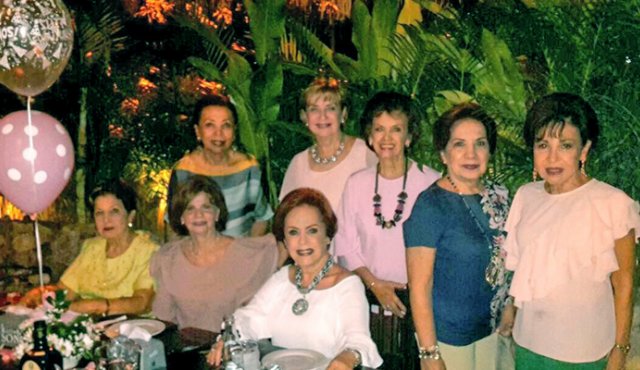 Martha de Benedetti, Ligia Clavijo, Magaly de Canal, Clarita Sánchez, Constanza García-Herreros, Betty de Correal, Mercedes de Hidalgo y Betty de Lamk. Laura Correal