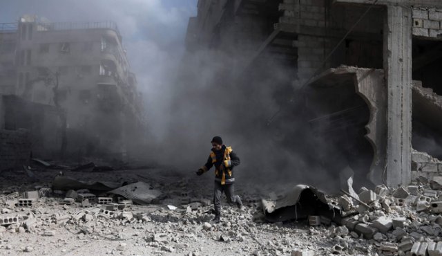 Aunque en las últimas 48 horas se redujo la intensidad de los bombardeos del régimen sirio, la campaña aérea deja 550 civiles muertos desde el 18 de febrero. AFP