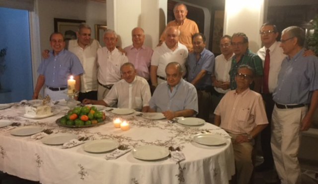 Álvaro Salgar V., Noé Castro G., Ismael Quintero P., Jairo Pérez A., el homenajeado Abraham, Carlos Eduardo Ramírez Q., José Eustorgio Colmenares O., Alfonso Morales M., Germán Pérez A., Rubén Darío Galvis y Rubén Eslava D. Sentados: el presbítero Eloy Mora P., Carlos Enrique Chacón V. y Alberto Ramírez M. Cortesía