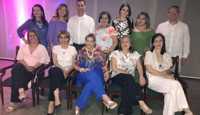 Norma Forero, Misleny Nieto, José Durán, Amparo López, Señorita Norte de Santander, Laura Juliana Claro; Margarita Espinoza y Franklin Rondón. Sentadas: Laura Rodríguez, Yolanda Ruiz,Fany de Figueredo, Mabel Duarte y Floralba Peña. Cortesía