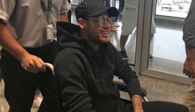 El astro brasileño llegó ayer a Brasil y espera ser operado mañana. Neymar podría estar hasta tres meses por fuera de las canchas. AFP