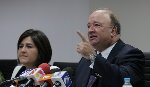 Según el ministro Villegas, alias ‘Cachaco’ inició su prontuario delictivo en el Ejército de Liberación Nacional en 1995, y fue cabecilla de finanzas. Colprensa