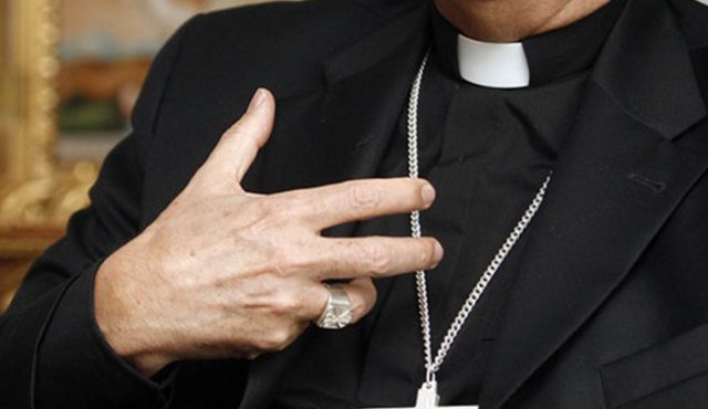 El sacerdote católico fue capturado por tocar a una niña de 9 años. Colprensa