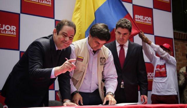 Henao (derecha) indicó que será un vicepresidente que "conoce los temas sociales y las regiones y que tiene experiencia ejecutando". Colprensa