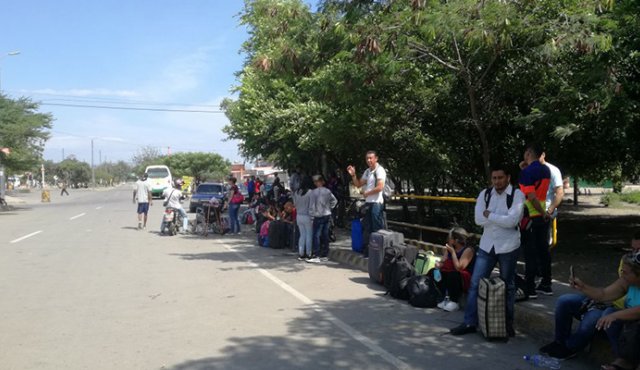 Un grupo de 200 venezolanos esperan 300 metros antes de llegar al puente, que sean las 4:00 p.m. para cruzar a su país. Algunos indicaron que no se les informó el cierre de frontera. Jenny Ortega