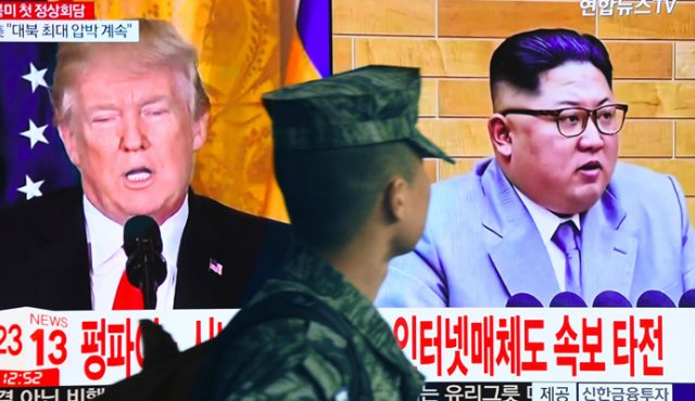 El líder norcoreano Kim Jong-un forzó a la segunda potencia nuclear del mundo (EE.UU.) a negociar. Al aceptar el encuentro con Kim, Trump ha aceptado que se trata de un oponente digno y de cuidado. AFP