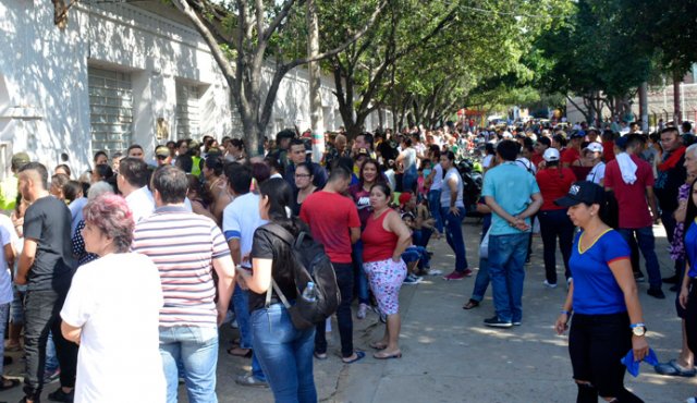 Mientras algunos candidatos madrugaron a misa, otros coordinaron detalles de la logística o se reunieron con parientes y amigos para ir en comitiva hasta los puestos de votación. Edinsson Figueroa