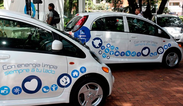 Los quince i-MiEv de la marca Mitsubishi son los primeros en circular por el país. Colprensa