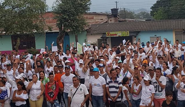 Las vías de acceso están bloqueadas con vehículos. Sin embargo, una ya habría sido despejada. Cortesía