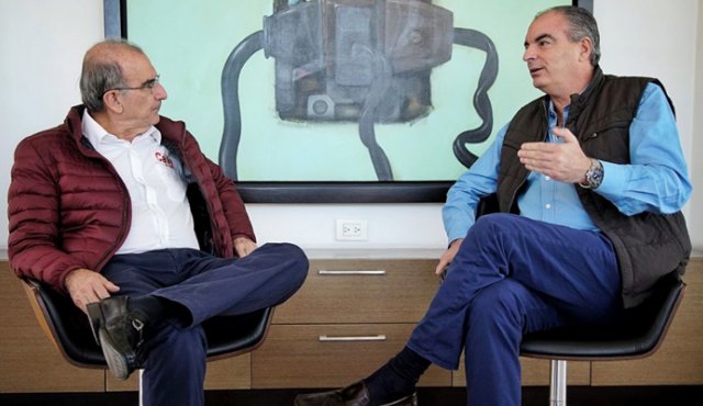 "Humberto es un líder muy importante para el pais, él dejó como legado en su trabajo previo la paz para Colombia acabando con 52 años conflicto armado", dijo Aurelio Irragori (derecha), director del de la U. Colprensa