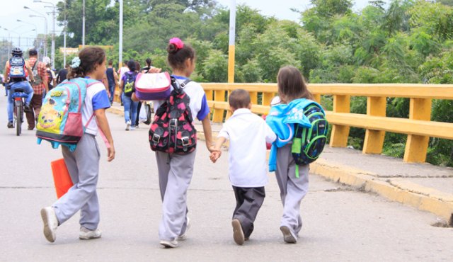 Por la crisis migratoria que se agudizó este año se incrementó el número de estudiantes provenientes del vecino país, por eso las unidades contratadas son insuficientes, según las autoridades. Archivo
