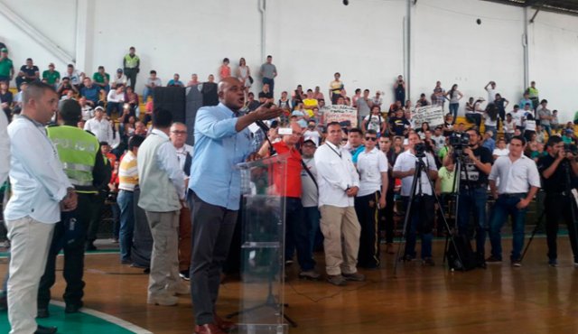 El ministro de Ambiente Luis Gilberto Murillo, fue rechazado por la ciudadanía en Bucaramanga. Tomada de Twitter