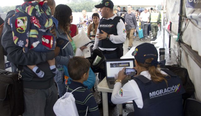 Se estima que entre 2.000 y 10.000 personas se desplazan dentro de Colombia todos los días, y que el país se utiliza como zona de tránsito, punto de suministro o lugar de refugio temporal o de largo plazo. La Opinión