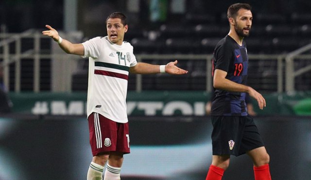 En su partido número 100 con la selección azteca, Javier 'Chicharito' Hernández (izquierda) pasó desapercibido. AFP