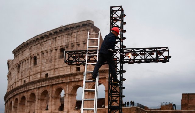 En el coliseo de Roma se preparan para el Víacrusis. AFP