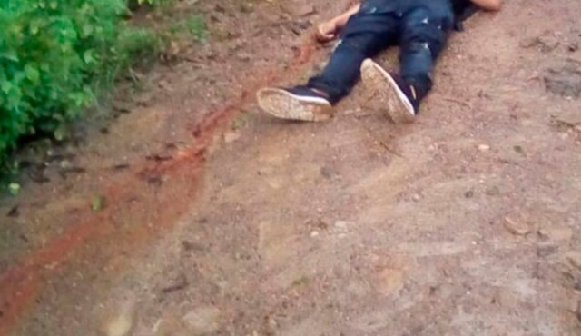 El hombre, aún sin identificar, recibió varios impactos de bala, uno de ellos en el rostro. Cortesía