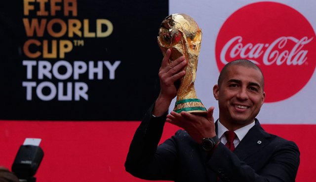 La copa, que fue portada por el exfutbolista David Trezeguet, también fue llevada a la Casa de Nariño, donde el Presidente la pudo tener en sus manos. Colprensa