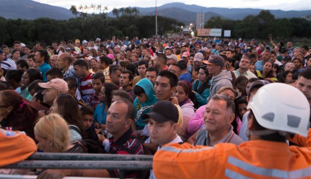 A diario ingresan a Colombia, por el puente Internacional Simón Bolívar, unas 38.000 personas provenientes de Venezuela. Juan Pablo Cohen / La Opinión