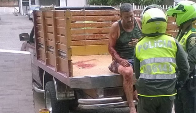 Algunos vecinos y autoridades auxiliaban al herido. Cortesía