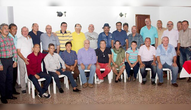 Eduardo García, Ramón Guerrero, Luis Jesús Blanco, Alfonso Ramírez, Luis Hurtado, Carmen Alicia Moncada, Rosmira Martínez, Edmundo Estupiñán y Rafael Díaz. De pie: Carlos Contreras, Alberto Jaimes, Gustavo Sandoval, Orlando Quijano, José García, Luis Francisco Blanco, Rafael Figueroa, Alfonso Mendoza, Fernando Díaz, Edgar Galvis, Trino Ortega, Gustavo Rojas, Víctor Villamizar y Jairo Ortiz. Alfredo Estévez