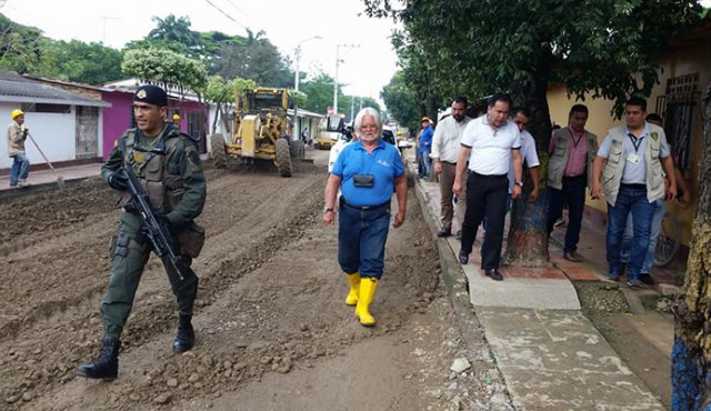 El gobernador William Villamizar recorre aquí un tramo de la deteriorada vía Cornejo-Santiago, en el municipio de San Cayetano. Suministrada