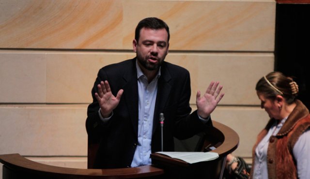 La discusión se dio durante el debate sobre los errores que se han presentado en diversas poblaciones sobre los pagos de la valorización. Colprensa