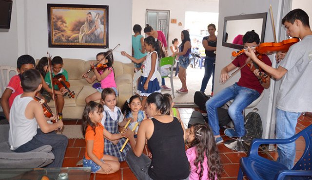 Corpoatalaya funciona desde 2013, y surgió por la iniciativa de un grupo de amigos para fomentar las artes en niños y en jóvenes. La representante legal es Fanny Araque y junto con ella están, Néstor Andrés Montañez, Tatiana Mora y Lorena Vidarte. Cortesía