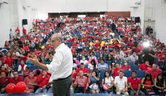 El candidato presidencial por el partido liberal, Humberto De la Calle, participó en una concurrida manifestación organizada por el senador Andrés Cristo y su hermano Juan Fernando, en el Teatro Avenida. Juan Pablo Cohen y Alfredo Estévez