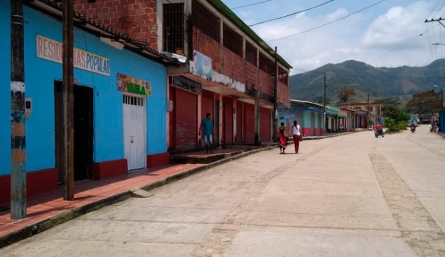 En el Tarra las calles se ven solitarias y los negocios están cerrados. Twitter
