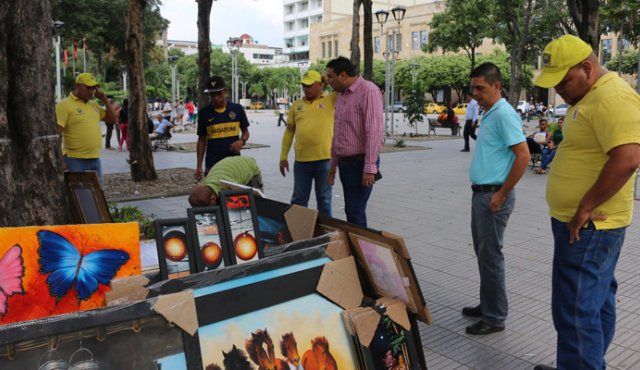 Los comerciantes informales habían tomado todo el espacio público del parque para exponer sus mercancías. Cortesía