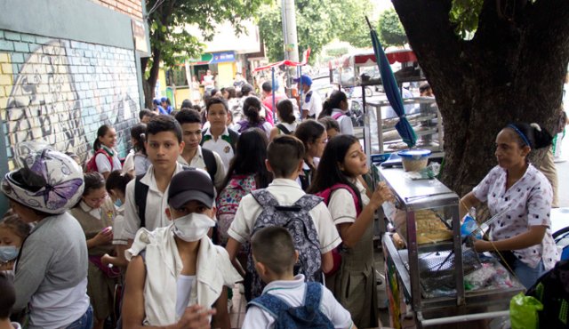 En las afueras del colegio Sagrado Corazón de Jesús, cuando entran y salen los estudiantes, se vuelve imposible el tránsito automotor y el de peatones. La Opinión